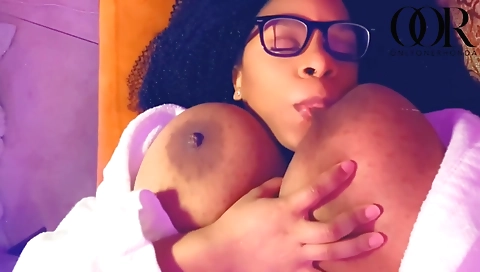 Amateur ebony milf with big natural boobs fucks herself