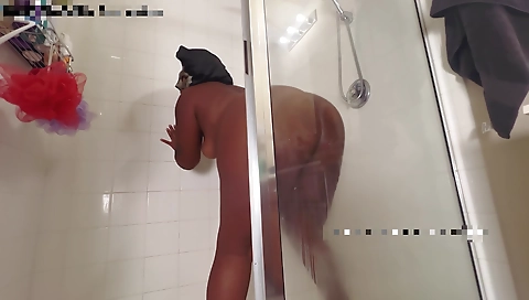 Ebony brunette masturbates in the shower in amateur video