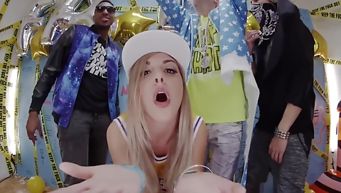 Ebony hottie enjoys getting fucked in the internet public