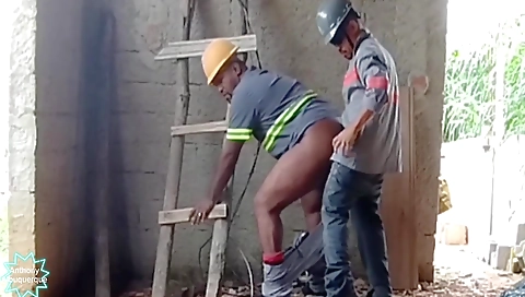 Brunette ebony gets on top of her boyfriend outdoors