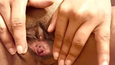 Camila plays with her massive ebony booty on webcam