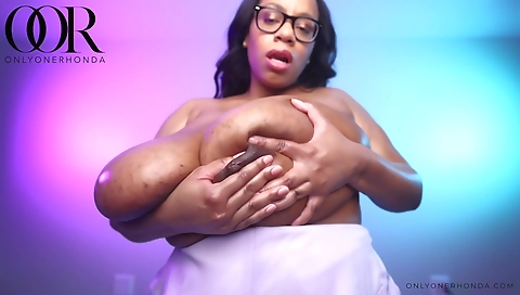 Busty ebony milf enjoys herself while playing with her tits