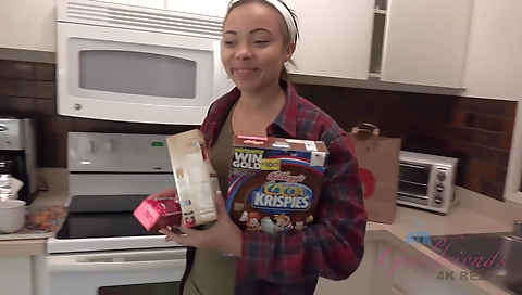 Horny ebony babe shakes her cunt and masturbates in sun